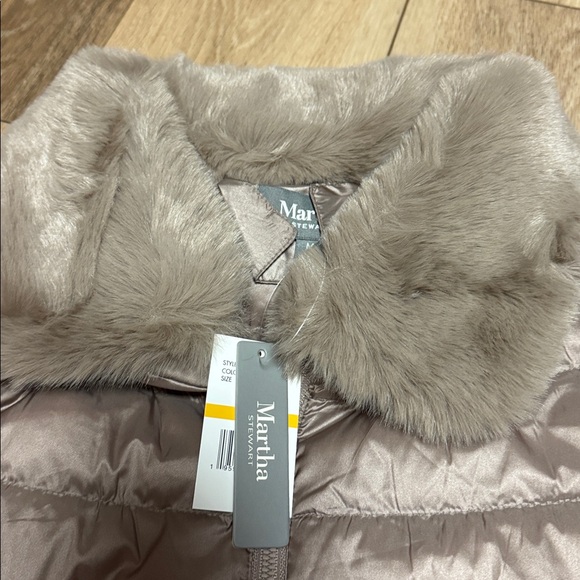 Martha Stewart NWT M toasted taupe short sleeve Puffer Jacket Faux Fur Collar - Picture 4 of 7